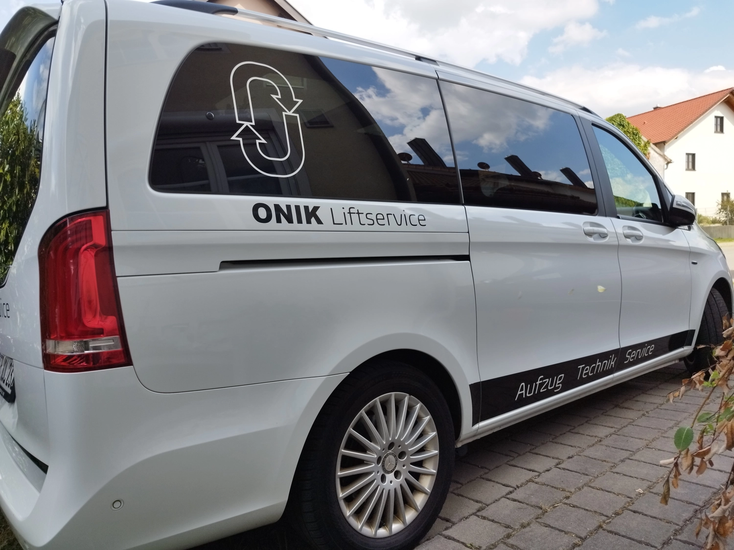 ONIK Liftservice Van